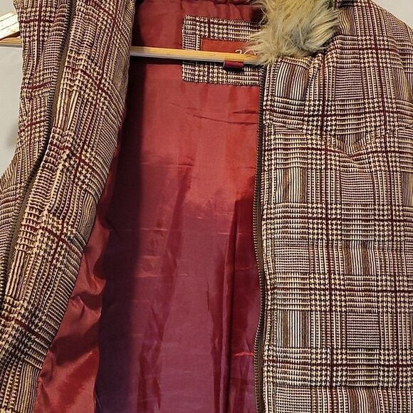 Vanity. Beautiful Vest. Size XL. Faux Fur Hood. Like New! - Picture 5 of 11